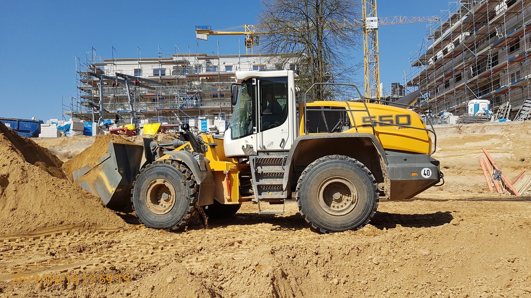 Liebherr L550 Radlader beim Umschlag von Schüttgut