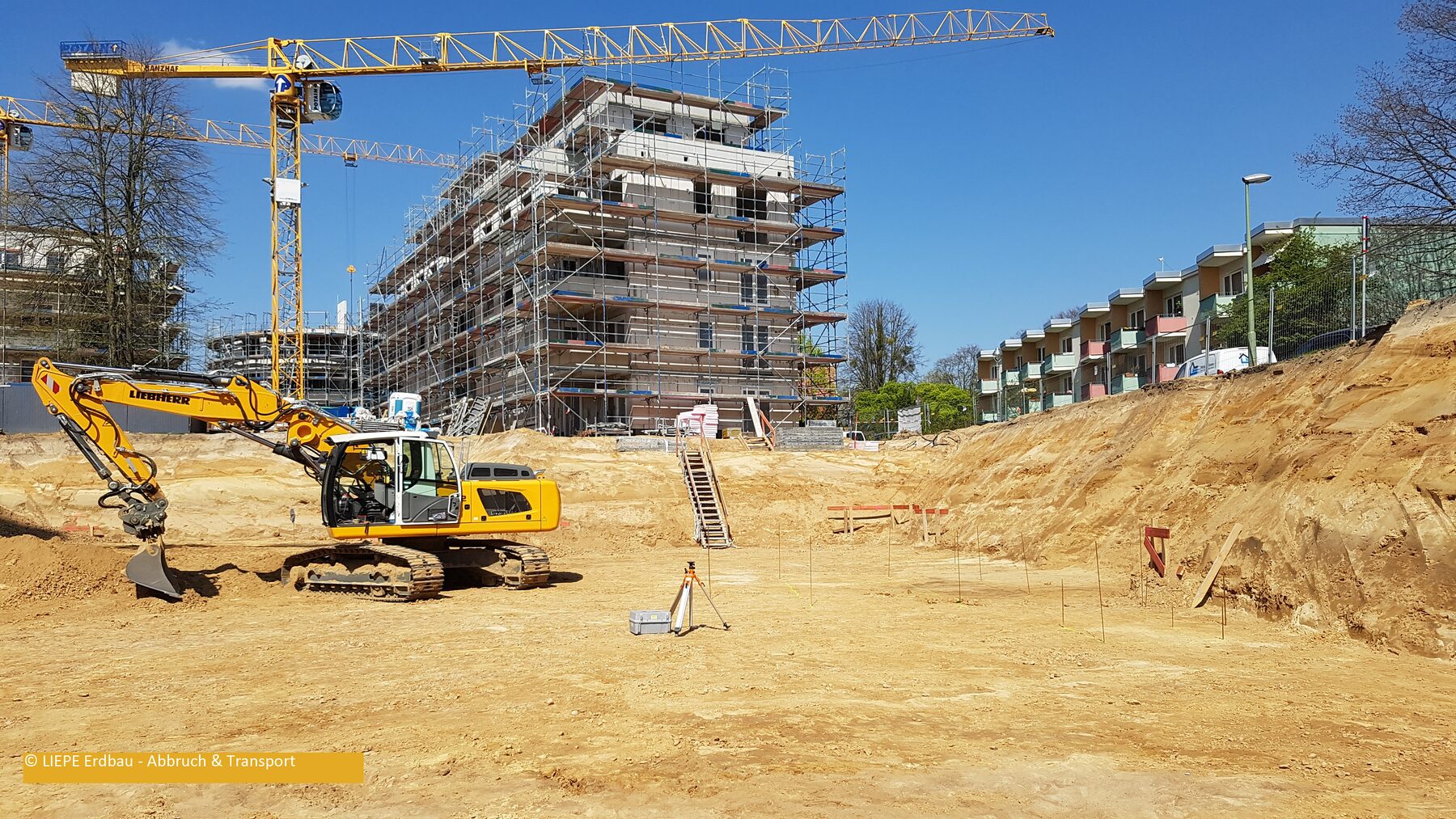 Erdbaustelle mit Baustraßen und Baustelleneinrichtungsflächen